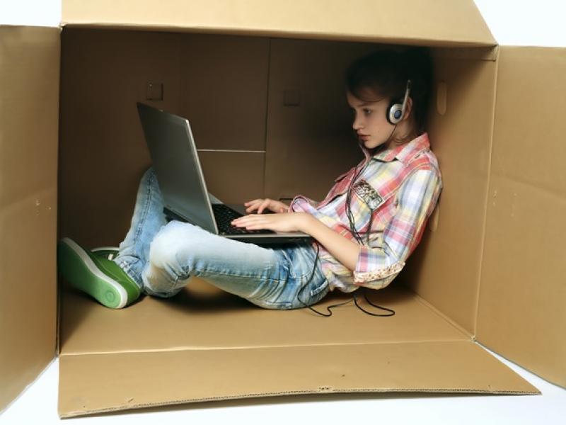 Διαδίκτυο - Ηλεκτρονικές συσκευές: Το εύκολο και βολικό «παρκάρισμα» των ανήλικων παιδιών
