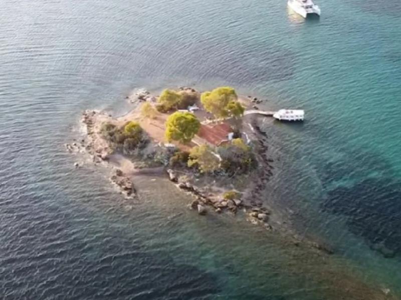 Το άγνωστο ελληνικό νησί που επιλέγουν πολλά ζευγάρια για να παντρευτούν (Video)