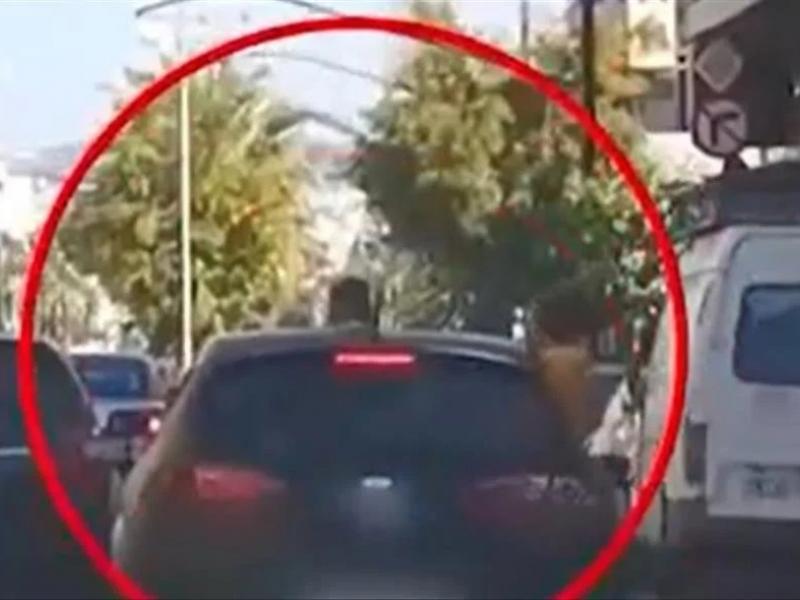 Τρομακτικό βίντεο: Παιδί κρέμεται από το παράθυρο, ενώ άλλο παιδί βγάζει το κεφάλι του από την ηλιοροφή αυτοκινήτου