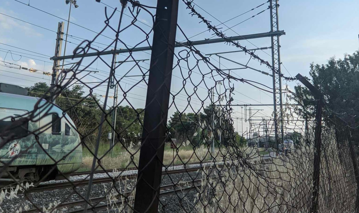 Λάρισα: Αποφεύχθηκε στο παρά ένα νέα σιδηροδρομική τραγωδία – Δύο τρένα στην ίδια γραμμή (Photos)