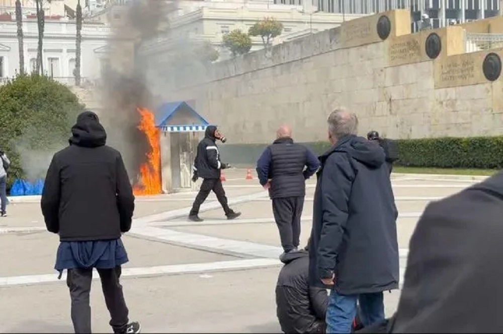 Μολότοφ και χημικά στο Σύνταγμα