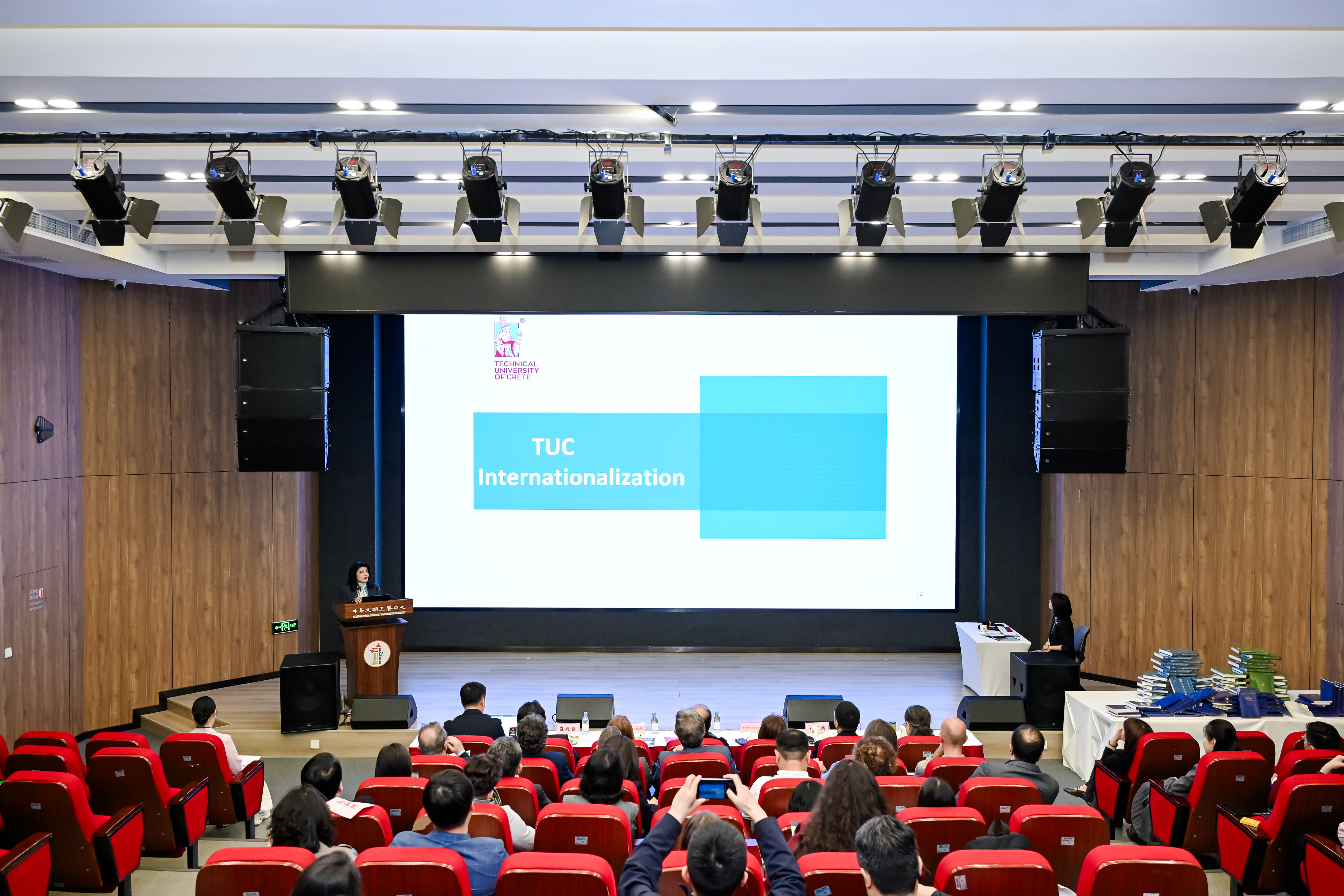 southwest_university_vice-rector_2.jpg Συμμετοχή Πολυτεχνείου Κρήτης σε δράσεις του Κέντρου Αρχαίου Ελληνικού & Κινεζικού Πολιτισμού (ΚΕΛΚΙΠ) στο Chongqing της Κίνας