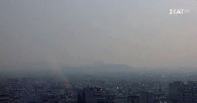 Ορατός στην Αθήνα ο καπνός από την Εύβοια