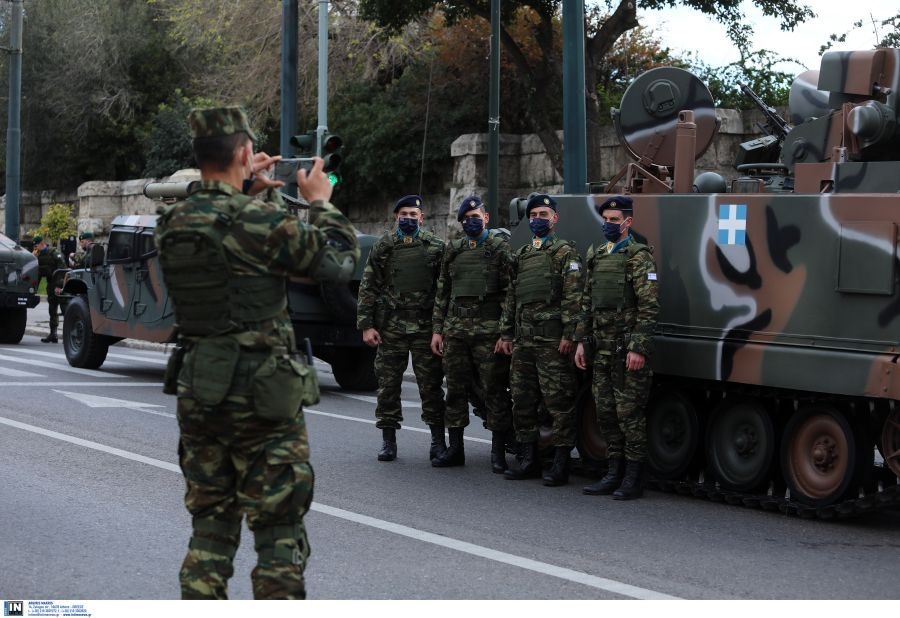 στρατιωτικά στιγμιότυπα