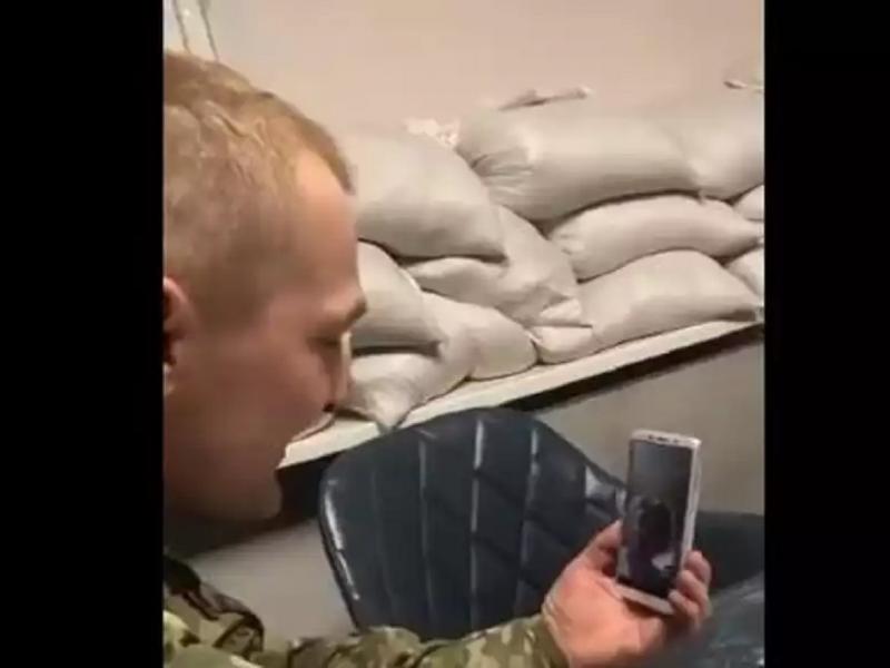 Στρατιώτης καλεί συγγενείς νεκρού Ρώσου στρατιώτη και χλευάζει