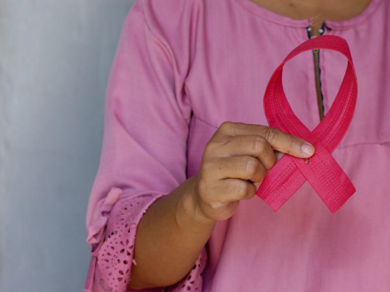 Τι ισχύει για τον καρκίνο και τις γυναίκες που βάζουν ενθέματα στήθους