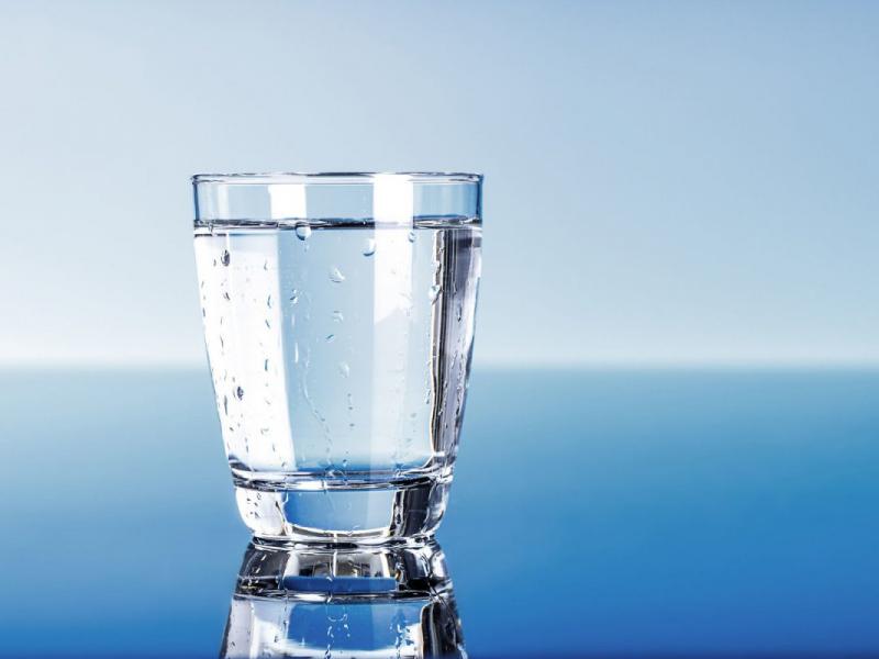 Νερό: Τι συμβαίνει στο σώμα σας όταν πίνετε πάρα πολύ – Οι πιθανοί κίνδυνοι 