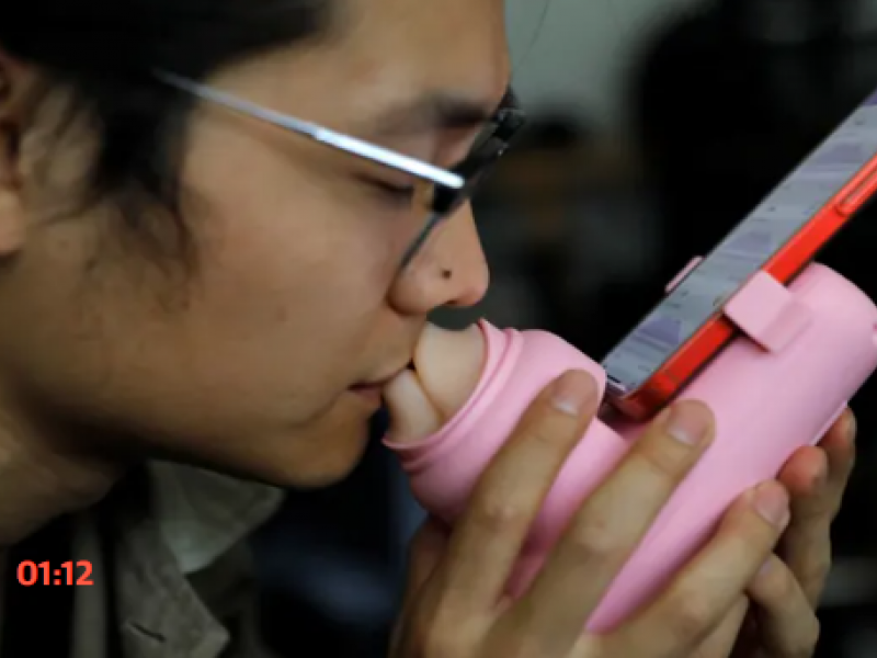 Οι κινέζοι δημιούργησαν συσκευή φιλιών.. για να «ενώσουν» τις αποστάσεις