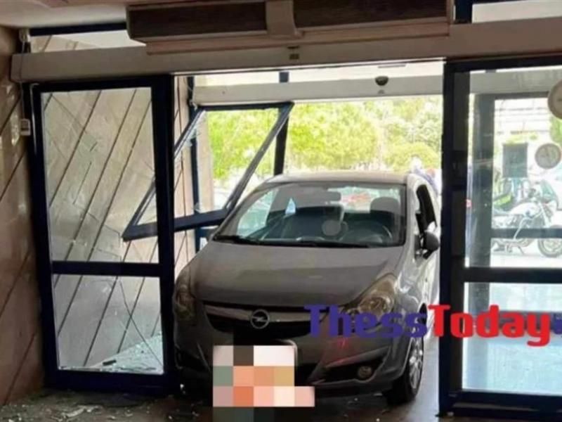 Σοκ στο Ιπποκράτειο: Αυτοκίνητο «καρφώθηκε» στην τζαμαρία του νοσοκομείου