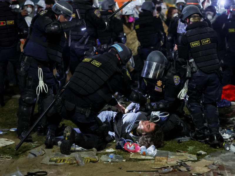 ΗΠΑ: Ξεκίνησε η επέμβαση αστυνομικών κατά φοιτητών στο UCLA - Προσαγωγές και λαστιχένιες σφαίρες - Δείτε Live