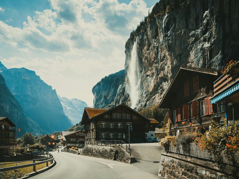 Το γραφικό χωριό της Ελβετίας που θέλει να χρεώνει τους επισκέπτες