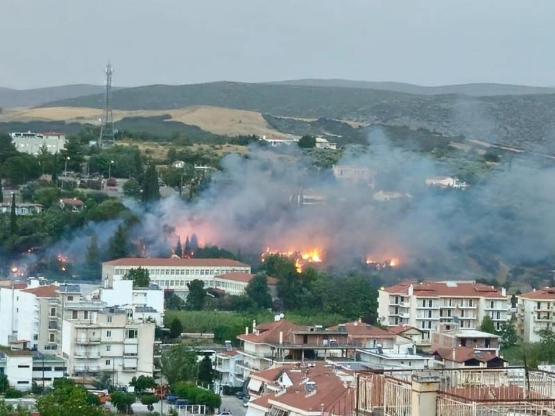 Φωτιά στη Λιβαδειά: Σε απόσταση αναπνοής από το νοσοκομείο οι φλόγες