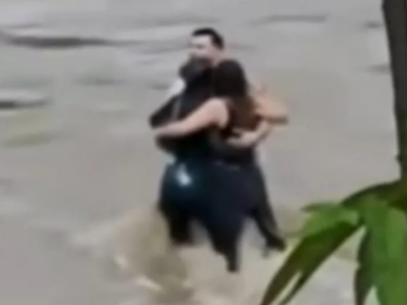 Σπαραγμός στην Ιταλία: Τρεις φίλοι αγκαλιάζονται σφιχτά λίγο πριν τους παρασύρει ποταμός (Vid)