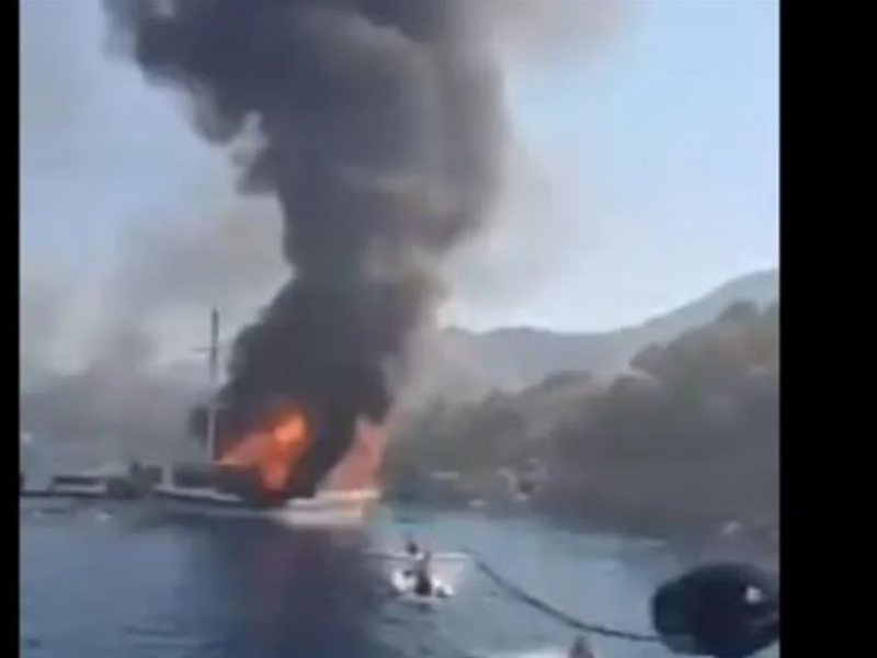 Τουρκία: Στις φλόγες τουριστικό σκάφος με 110 επιβάτες (Vid)