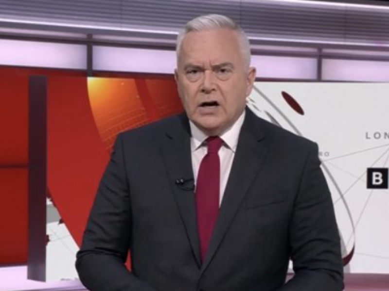 Huw Edwards: Καταδίκη «χάδι» σε πρώην παρουσιαστή του BBC για παιδική πορνογραφία - 6 μήνες με αναστολή