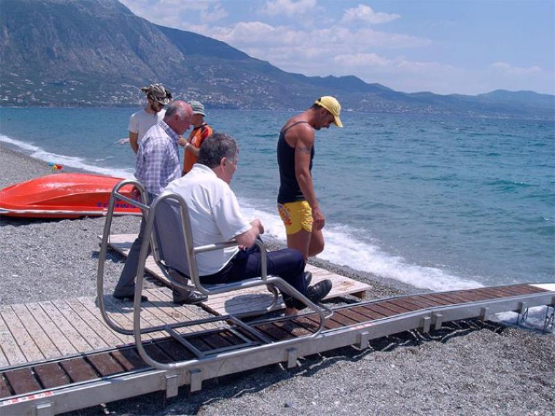 Έρευνα – καταπέλτης: Μόνο 1,3% των ελληνικών παραλιών προσβάσιμο για αμαξίδια ΑΜΕΑ