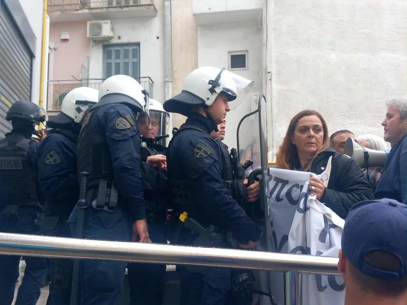 Οι εκπαιδευτικοί της Α΄ Αθήνας ενωμένοι: «Δεν θα περάσουν οι συμπτύξεις – Να καλυφθούν όλα τα κενά!»