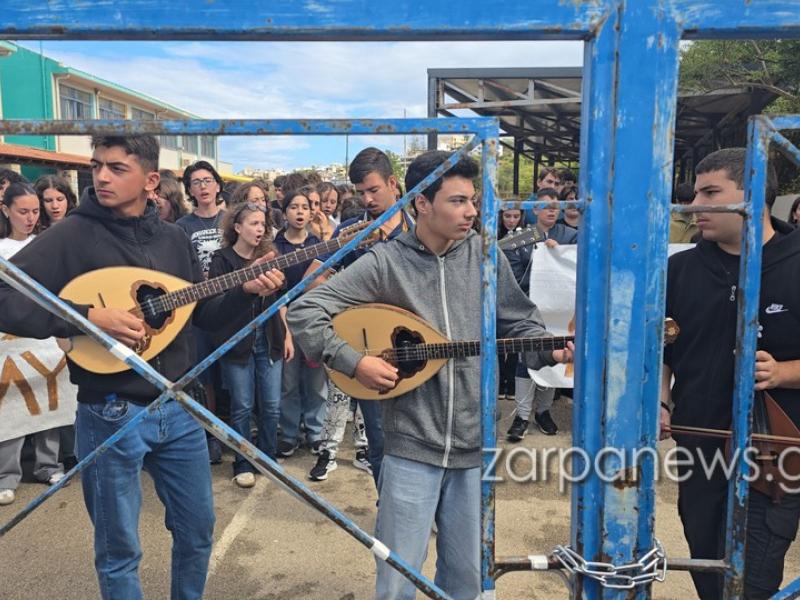 Συγκινούν οι μαθητές που τραγουδούν σε συμβολική κατάληψη του σχολείου τους, εκφράζοντας τη στήριξή τους στον Πάνο Ρούτσι