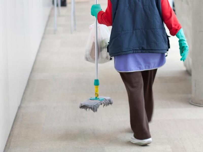 Σχολικές καθαρίστριες: Προσλαμβάνονται για 3 ώρες την ημέρα και μισό ένσημο