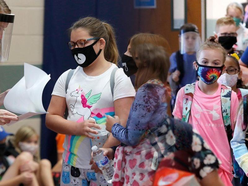 Μαθητές φορούν μάσκες - Πότε θα ανοίξουν τα σχολεία