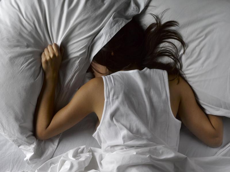 Κορονοϊός: Εγκεφαλική θόλωση και αϋπνία μπορεί να προκαλέσει η νέα υποπαραλλαγή JN.1