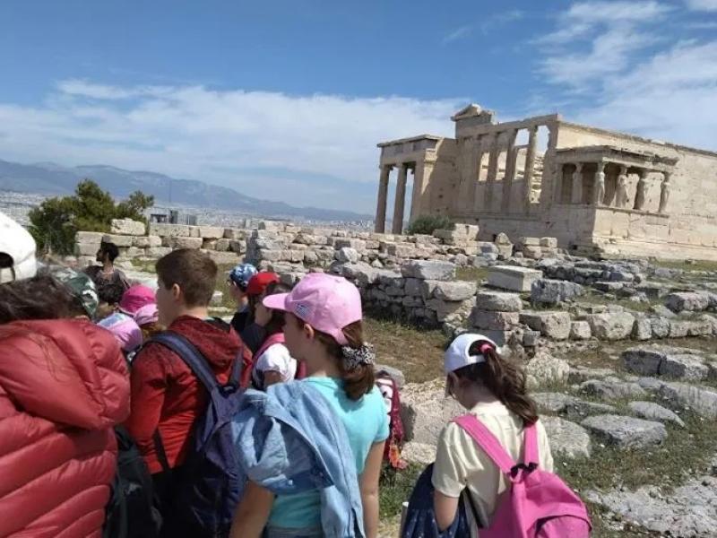 Μαθητές επισκέπτονται την Ακρόπολη