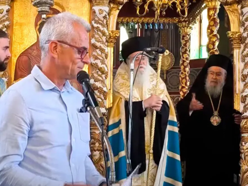 Ο Μητροπολίτης Δωδώνης την ώρα που κάνει παρατήρηση σε εκπαιδευτικό για τα ρούχα του