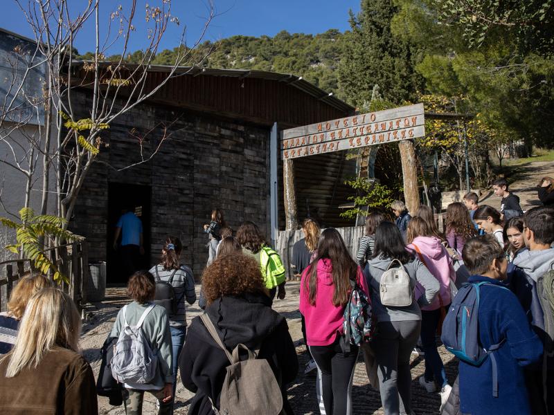 Μαθητική εκδρομή, μαθητές με τσάντες, σχολική εκδρομή