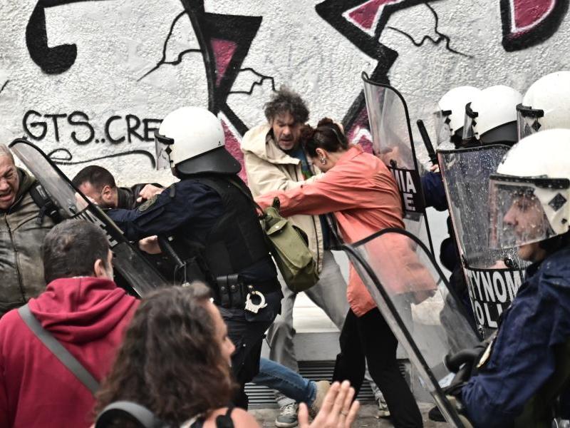 επίθεση Ματ στη Διεύθυνση Πρωτοβάθμιας Εκπαίδευσης