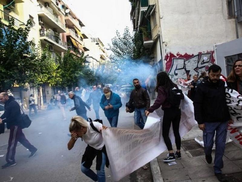 Επίθεση με χημικά σε εκπαιδευτικούς, γονείς και μαθητές
