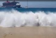 Πλοίο σήκωσε κύματα σε παραλία της Μυκόνου