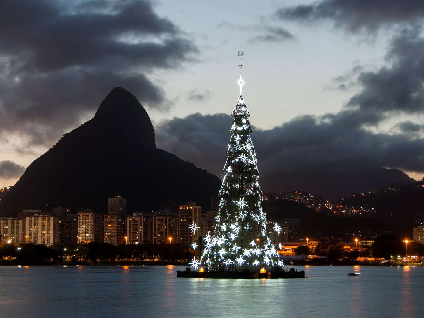 Χριστουγεννιάτικο δέντρο που επιπλέει, στο Ρίο ντε Τζανέιρο, Βραζιλία